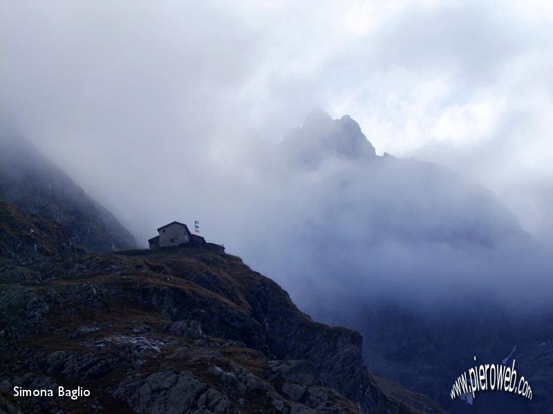 03 Il Rifugio Brunone ed il Pizzo Redorta.jpg